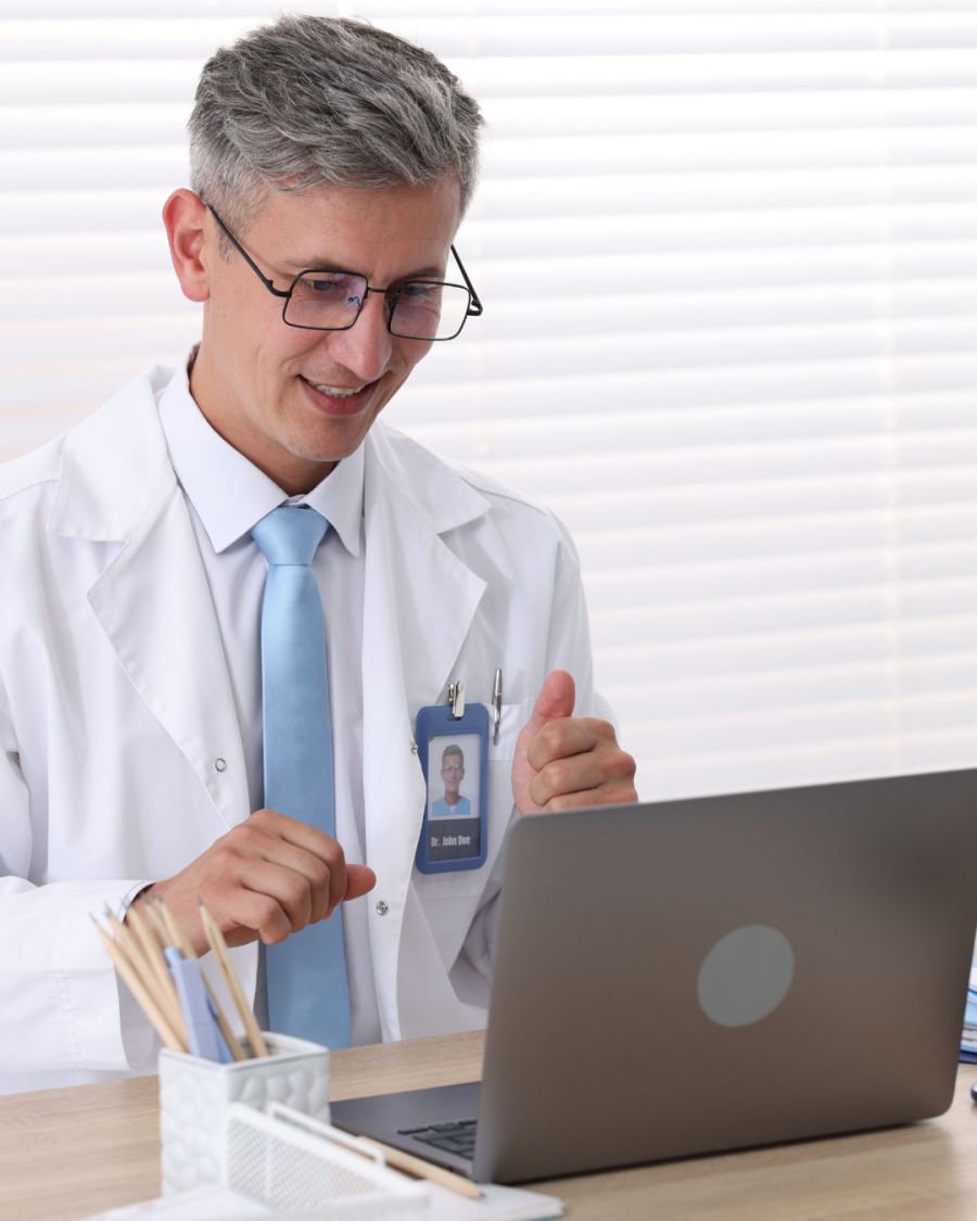 Médico satisfeito atendendo por telemedicina